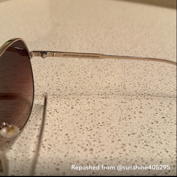 Diff x Oversized Aviator Sunglasses - Picture 4 of 9